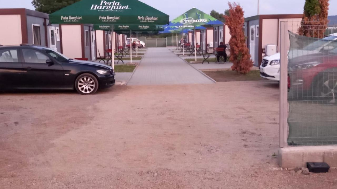 Glamtainer Court Hotel Curteni Exterior photo